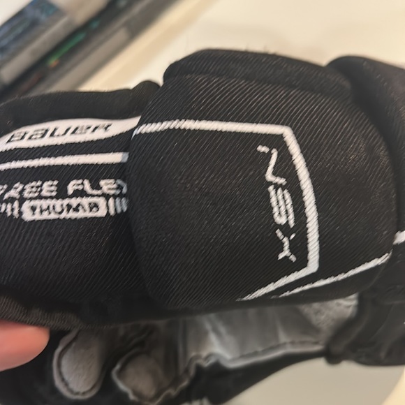 Bauer NSX right handed hockey glove only size 10 junior - Picture 4 of 4